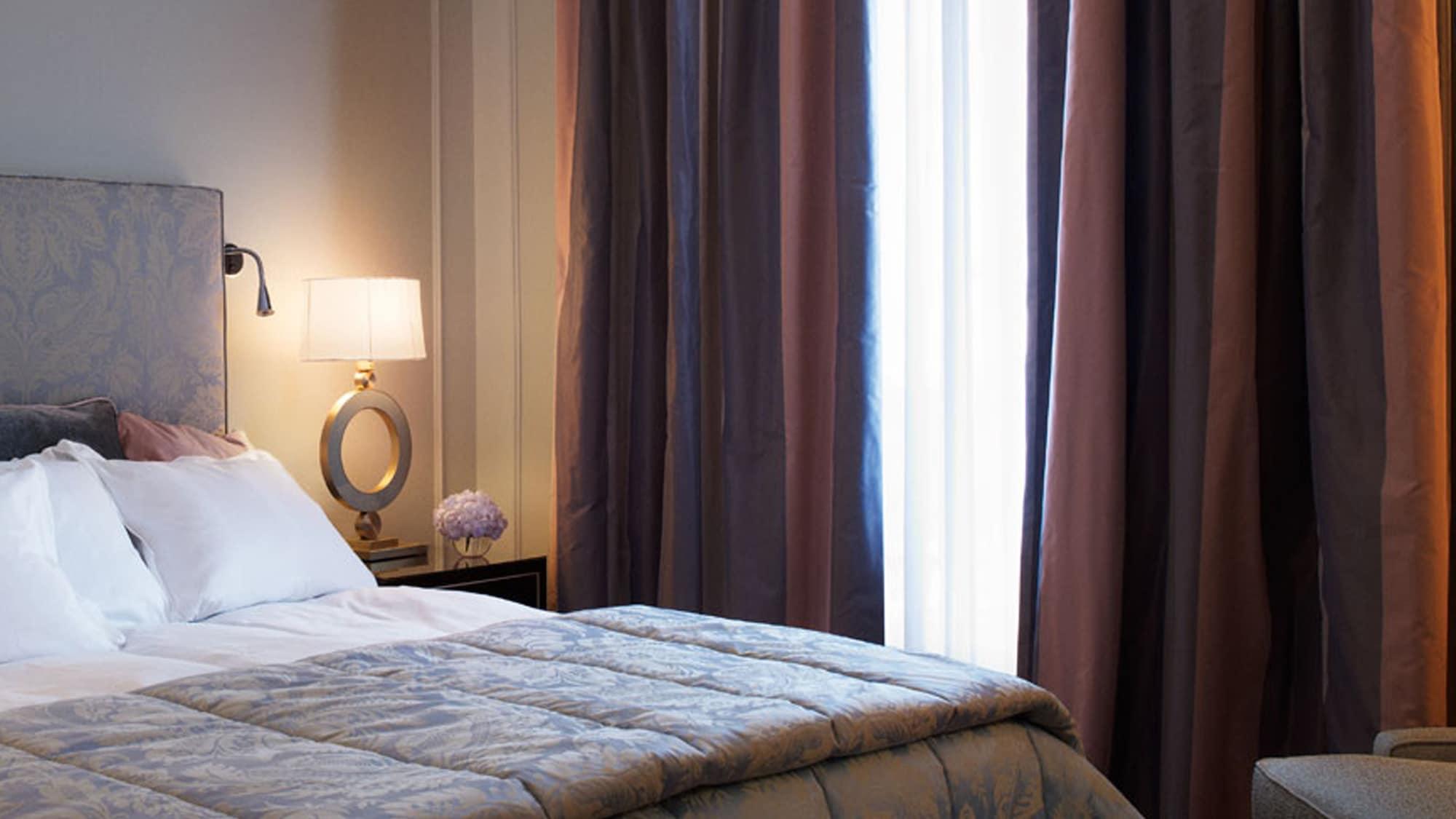 Grand Hotel Стокгольм Экстерьер фото Curtains in a bedroom